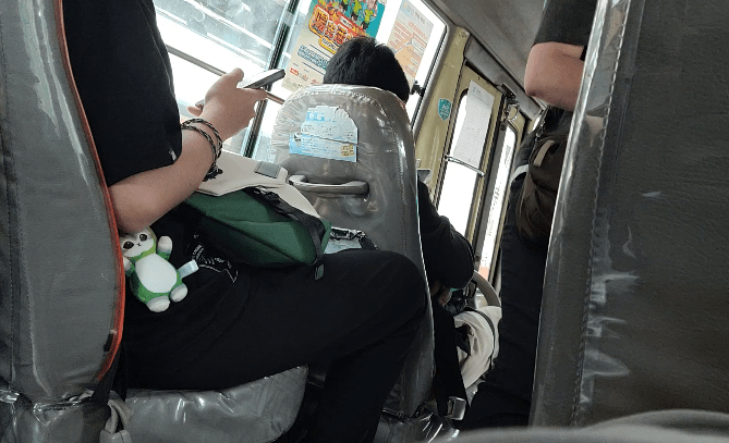 靠近窗邊的單座位乘客同樣沒有安全帶。 靠近窗邊的單座位乘客同樣沒有安全帶。