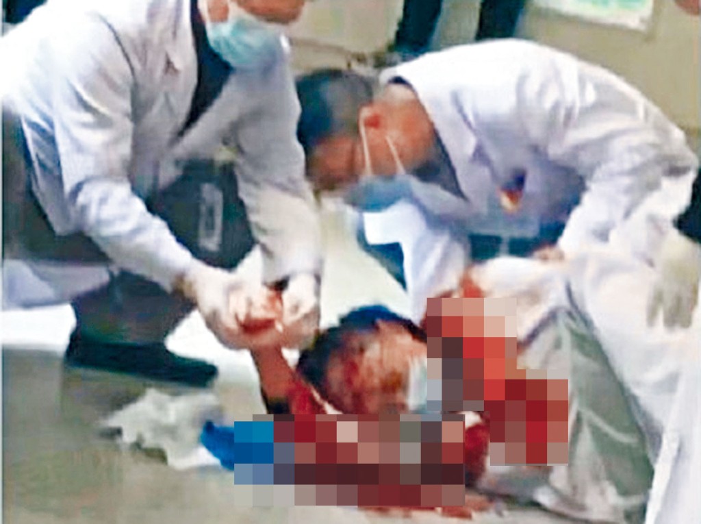 被砍傷的醫生獲同事救治。