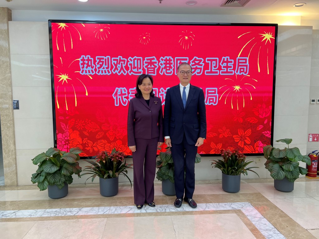盧寵茂（右）在北京與國家中醫藥管理局黨組書記、局長余艷紅（左）會面。