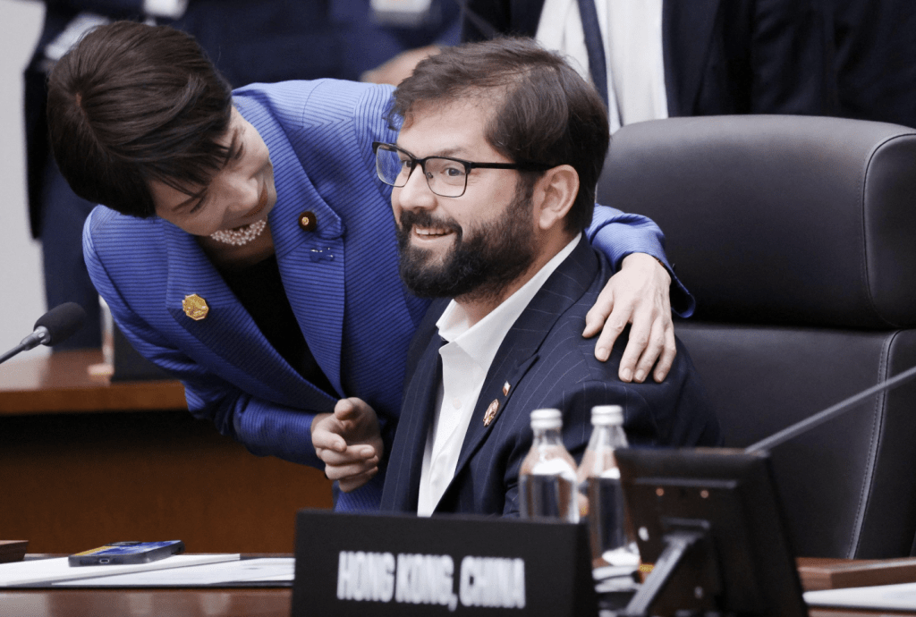 高市早苗在APEC峰會被拍到搭著智利總統博里奇（Gabriel Boric）膊頭交談。路透社