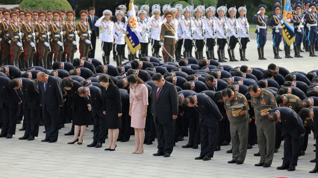 北韩“解放节”纪念二战终结，金正恩携妻女参谒烈士陵园。 路透社