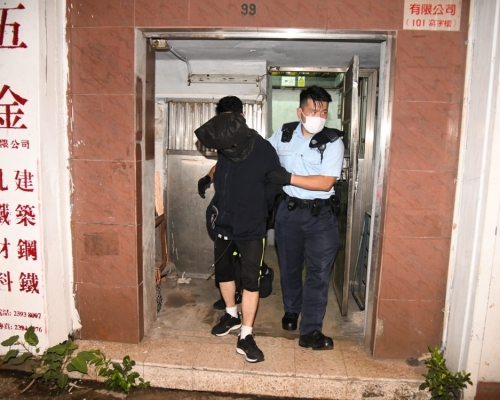 中年賊潛健身器材公司爆格當場被捕。
