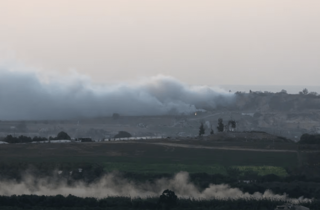 2023 年 11 月 7 日，從以色列南部的斯德洛特看到，以色列和哈馬斯之間持續衝突，加沙走廊北部升起濃煙。路透社