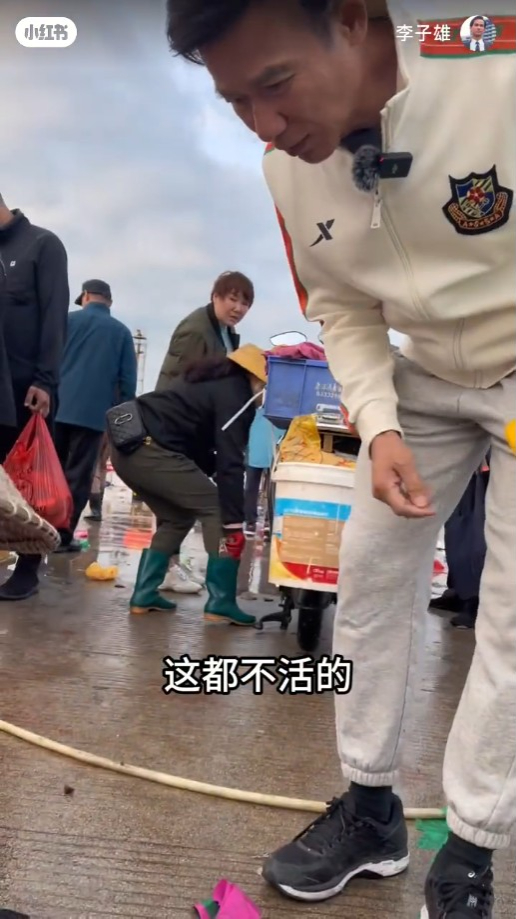 李子雄走到不同的魚販，先後拿着龍蝦、虎蝦、生蠔，通通都開口劈價。
