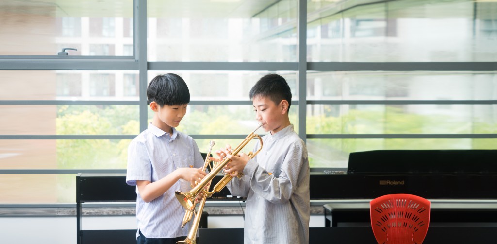 耀中耀华音乐总监Jeremy Williams表示，学生需从小学校小提琴作为音乐课程的必修乐器。此外，他们日后亦能自身兴趣学习其他乐器，例如铜管乐器。
