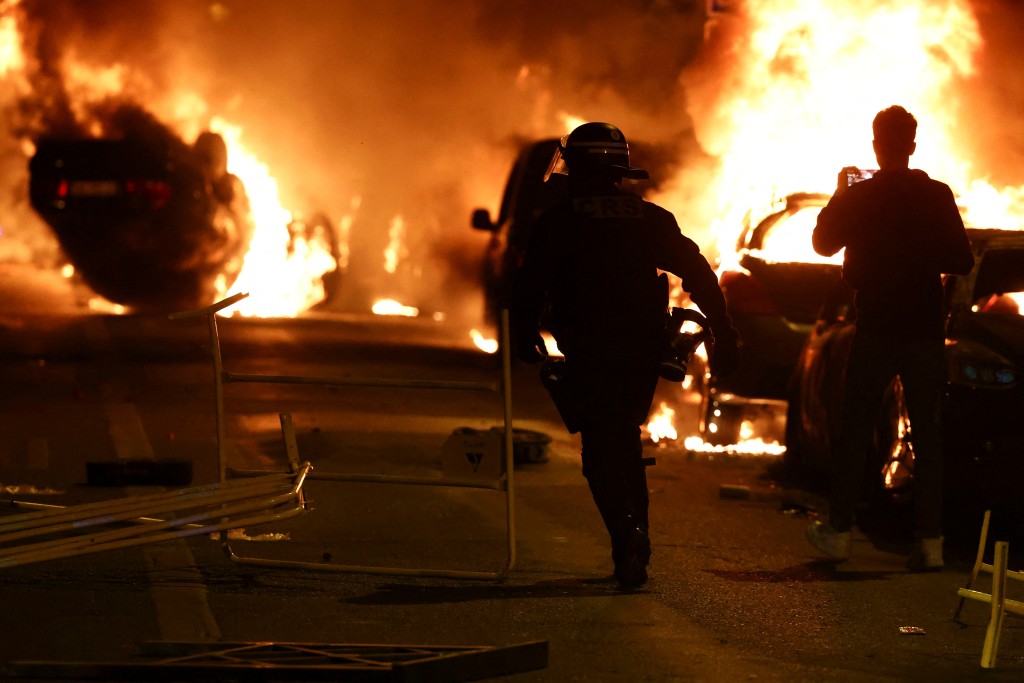 因17岁青年遭法国警察枪毙，连续引发2晚的骚乱。路透社