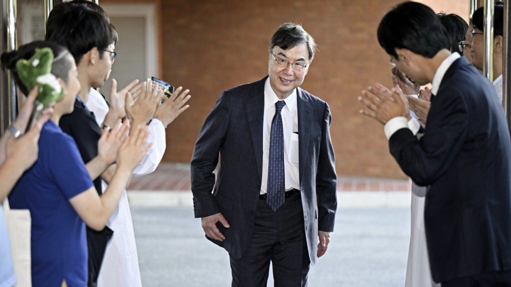 大阪大學師生恭賀坂口志文慶祝獲得諾貝爾獎。 美聯社