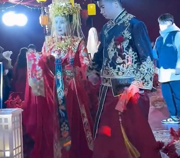 河南月初一場豪華婚禮，新娘的天價嫁妝引起關注。影片截圖