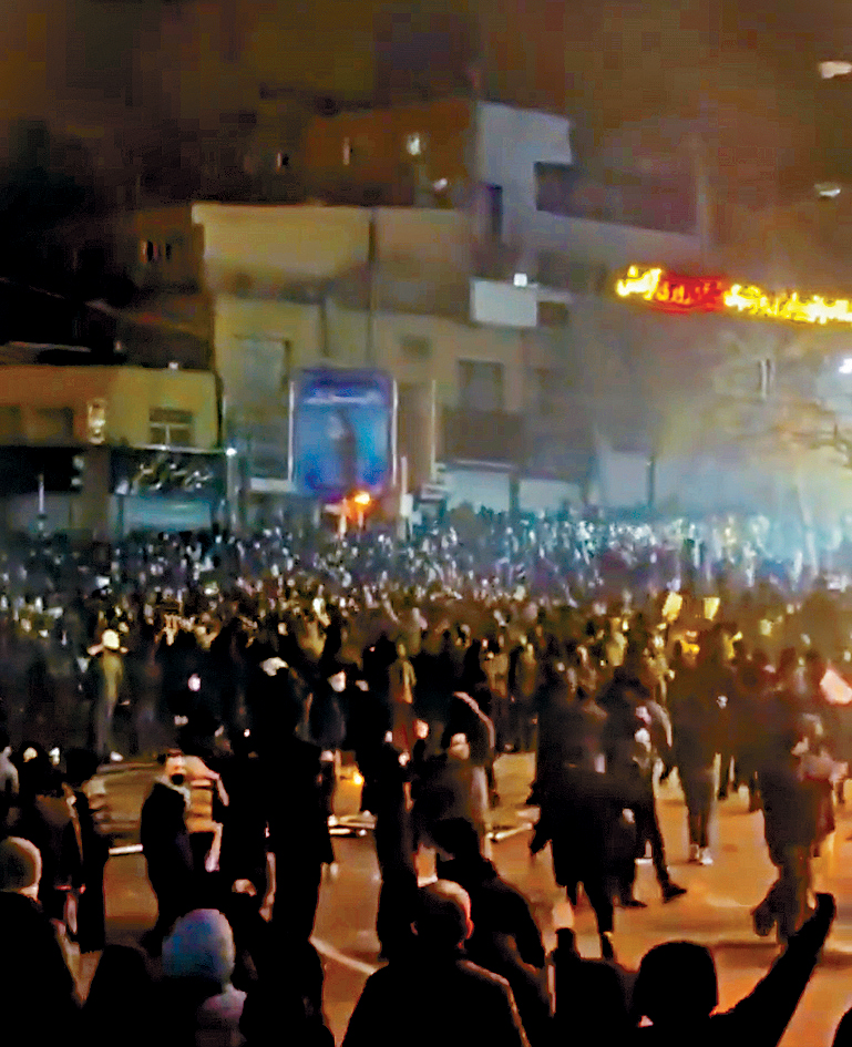 德黑蘭大批民眾周五上街示威，現場冒起大火。 