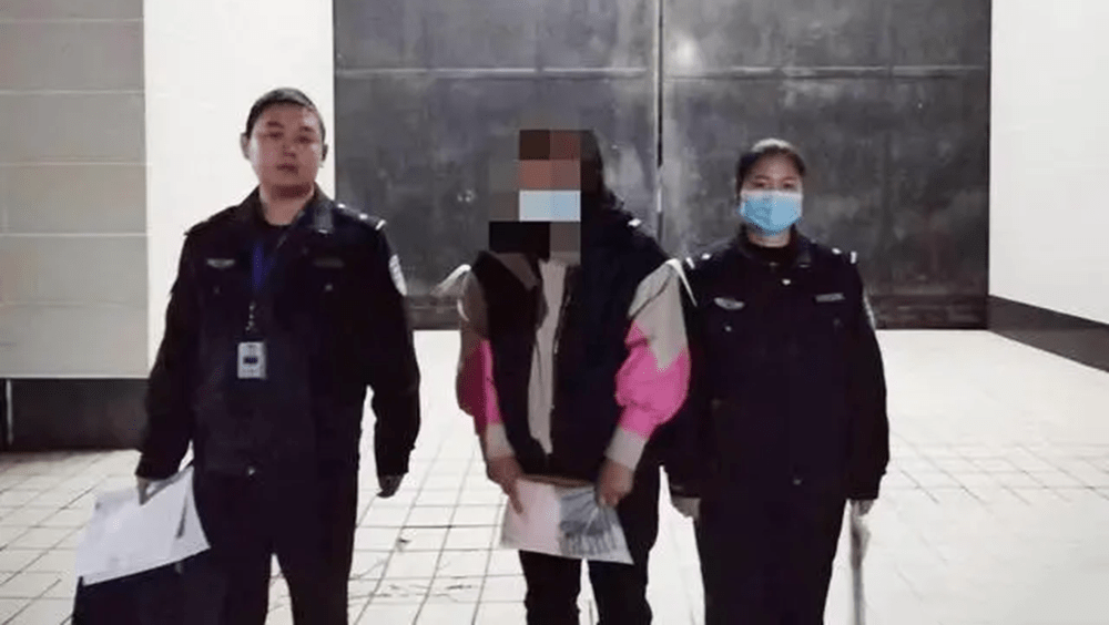 警方將假扮「網戀對象」的蘇女抓獲歸案，並對其採取刑事強制措施。