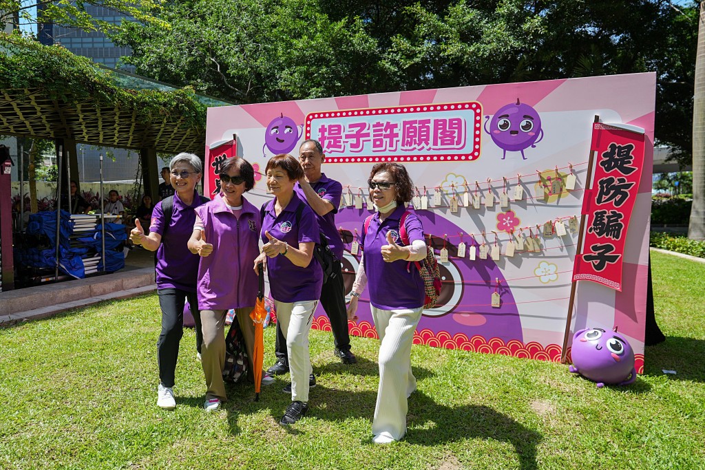 市民在會場留影。 市民在會場留影。