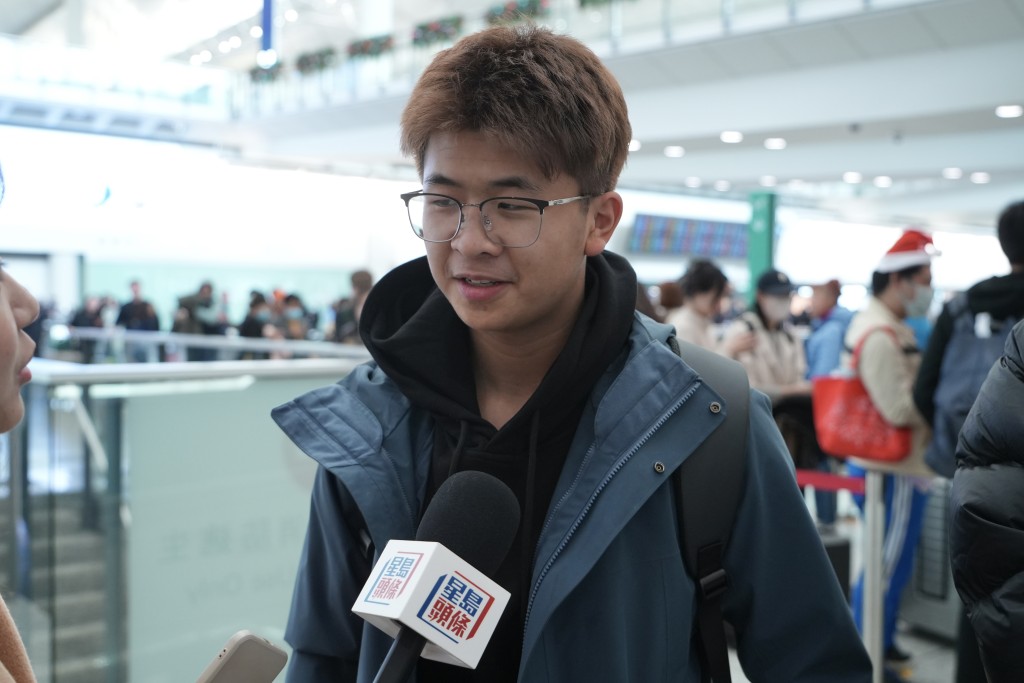 来自宁波的蔡先生是第一次来港，预计玩5天。刘骏轩摄