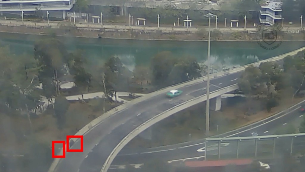 鐵騎士不久即被拋出電單車,並很快消失在畫面中,估計瞬間墮至橋下。outube@hkpkdriving 鐵騎士不久即被拋出電單車,並很快消失在畫面中,估計瞬間墮至橋下。outube@hkpkdriving