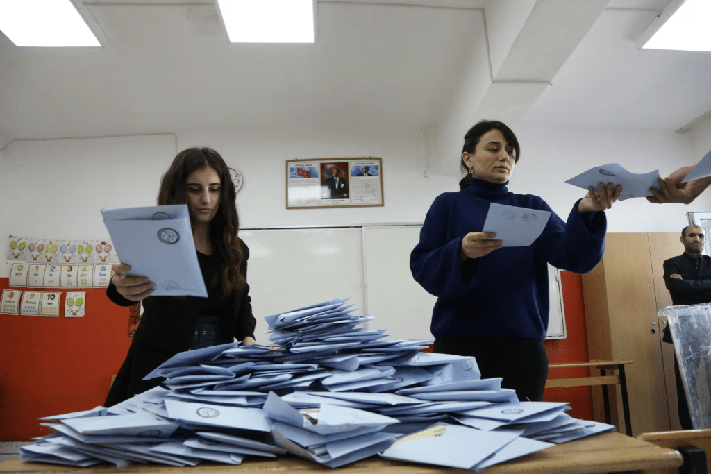 土耳其地方選舉投票結束，截至周一清晨，主要反對黨共和人民黨的候選人在多個城市的得票領先。路透社