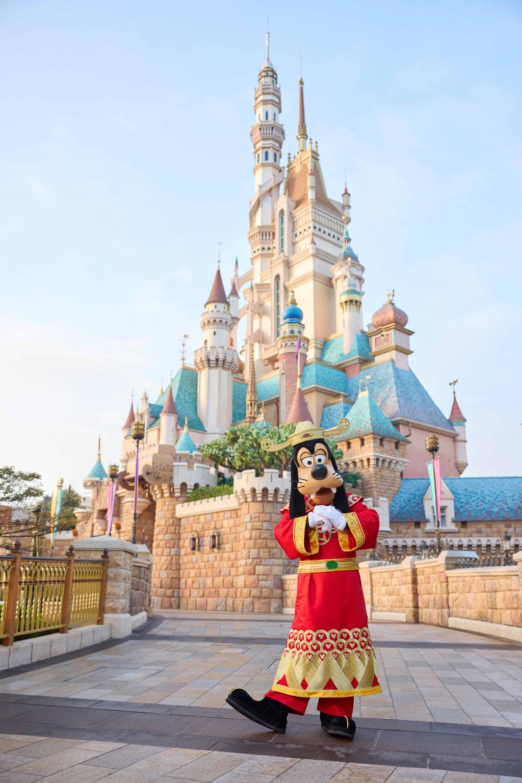  換上賀年服飾的「財神高飛」（圖片來源：香港迪士尼樂園）