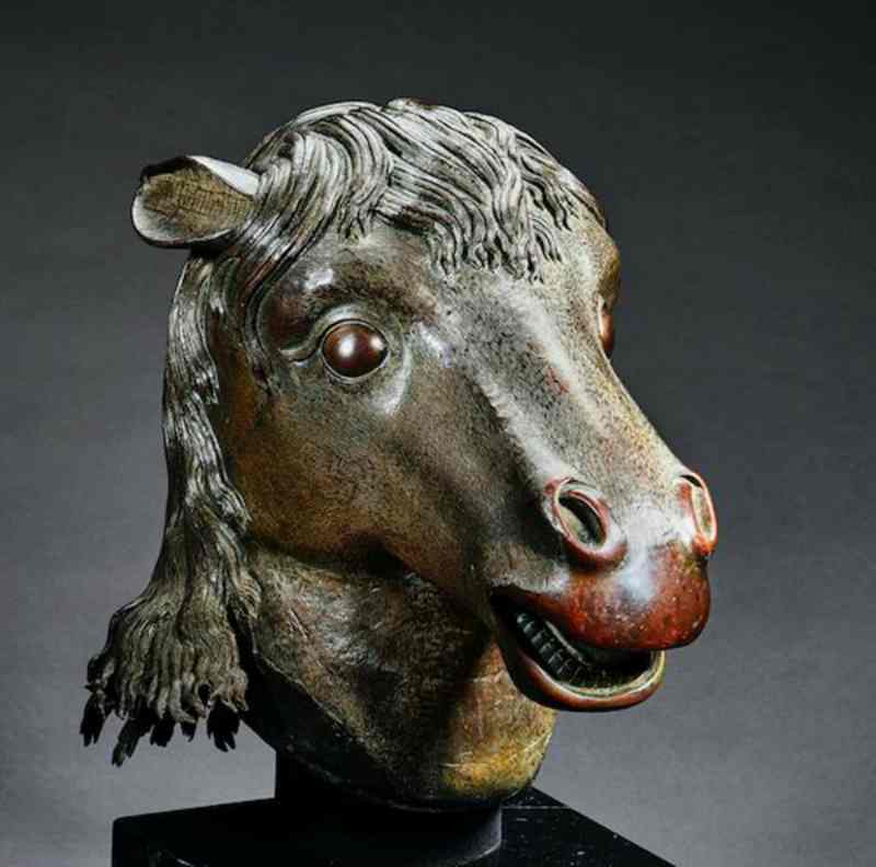 圆明园马首铜像。