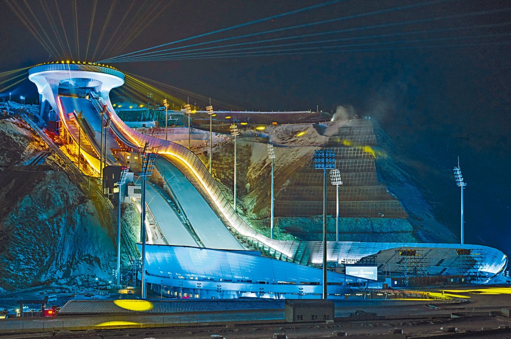 張家口市崇禮區的國家跳台滑雪中心「雪如意」點亮效果。