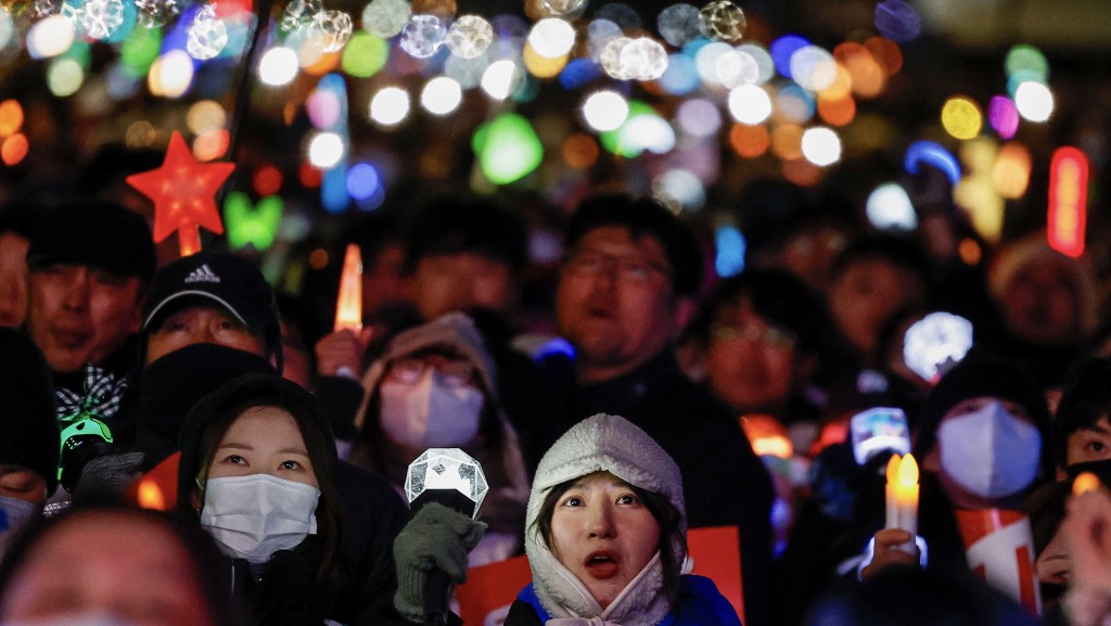 南韩民众集会支持弹劾尹锡悦，迫爆国会外的大道。 路透社