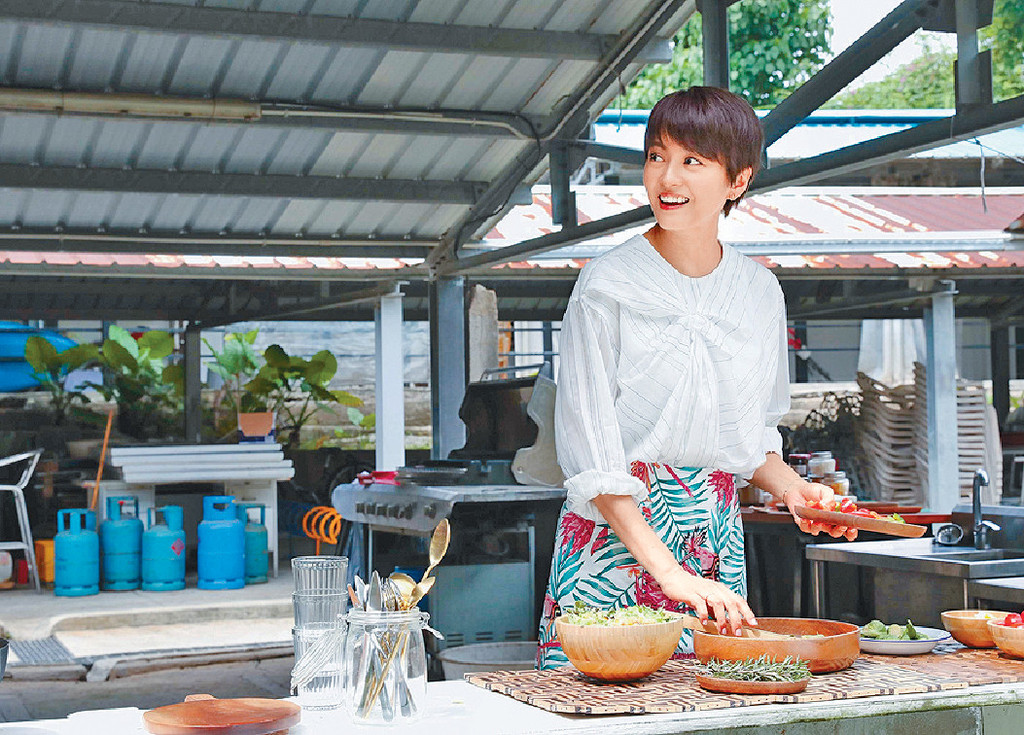 ■梁詠琪扮演民宿主人，貫穿整個MV電影。
