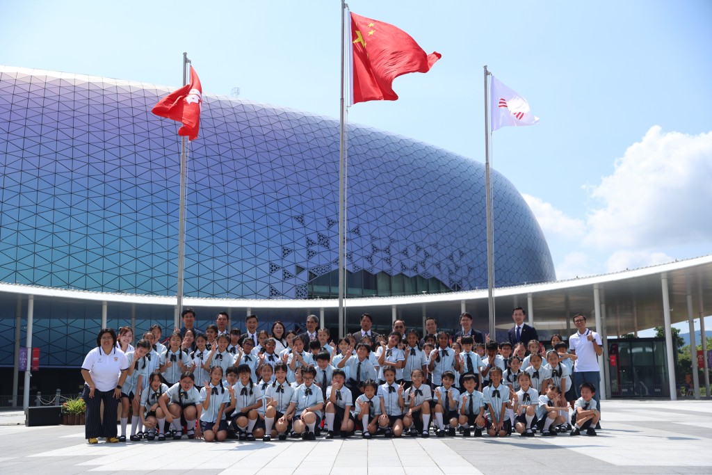 保良局林文燦英文小學學生獻唱國歌。