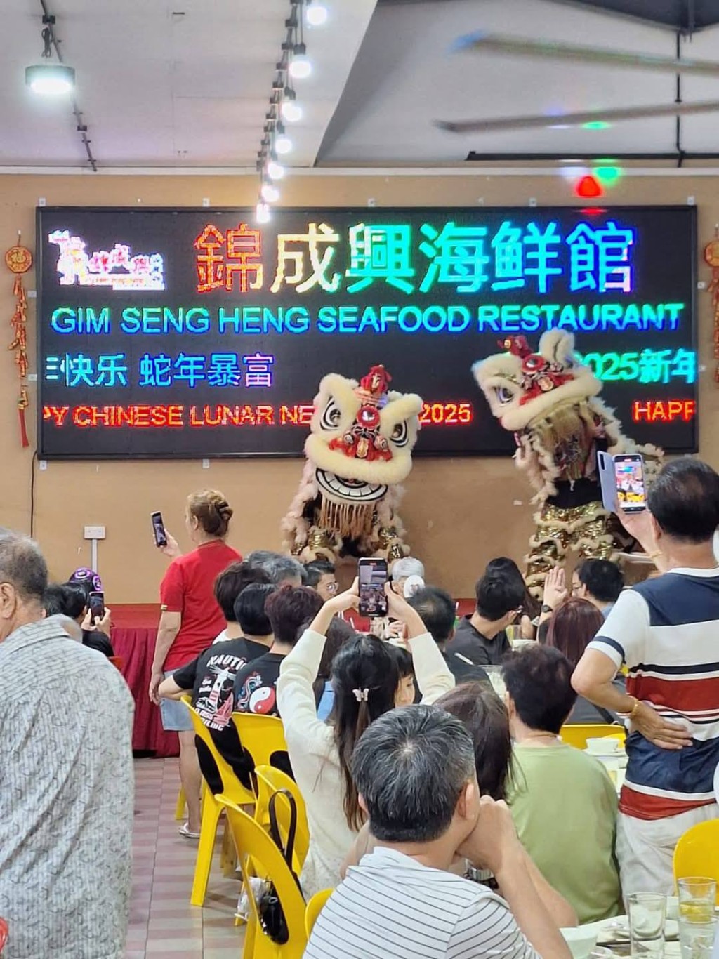 餐館說為了炒熱氣氛，是第一次請龍獅團表演。 新加坡威義體育會fb