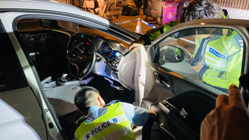 警員正追尋司機下落。 警員正追尋司機下落。