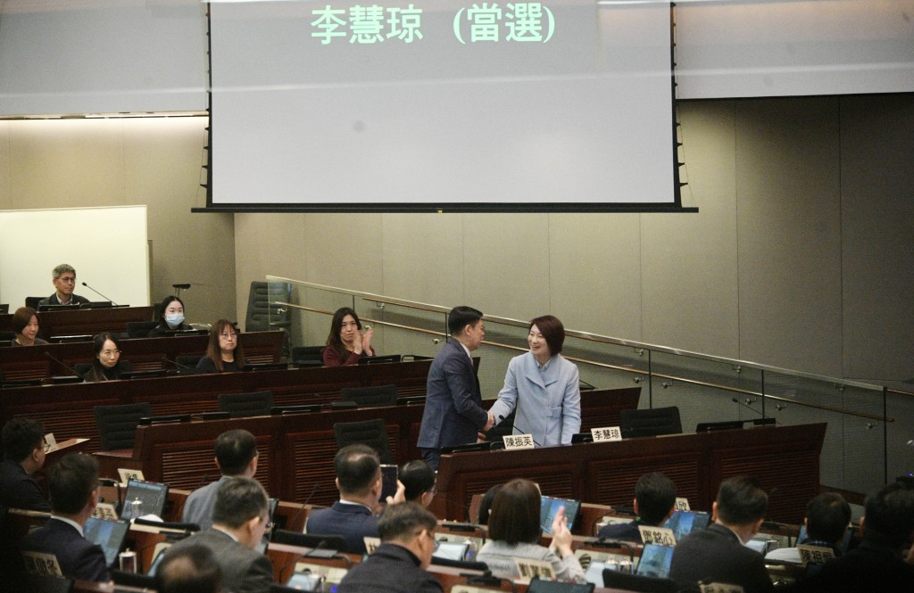 身兼全國人大常委的民建聯李慧琼，以5票之差險勝金融界陳振英，成功當選。