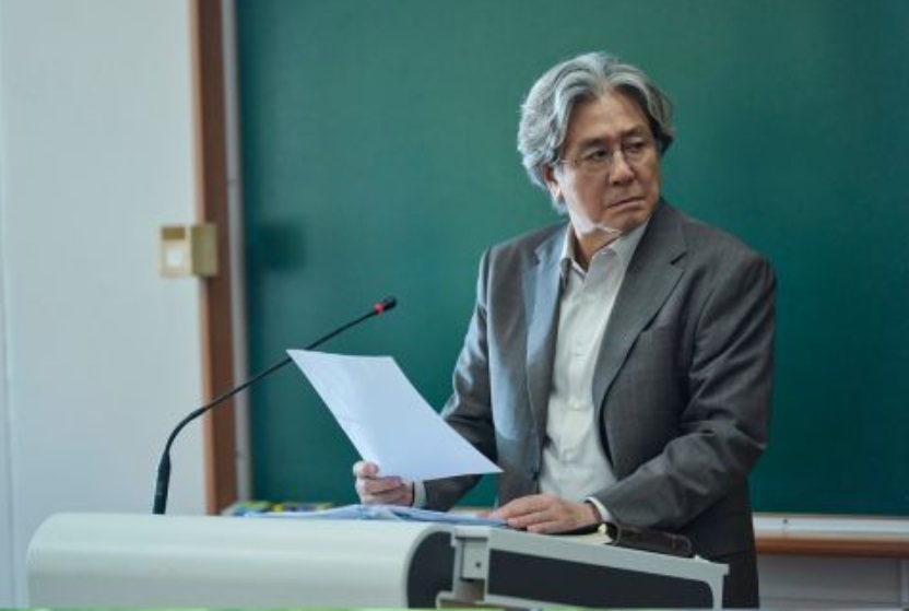 影帝崔岷植在《最後一排的少年》中，扮演落泊教授。