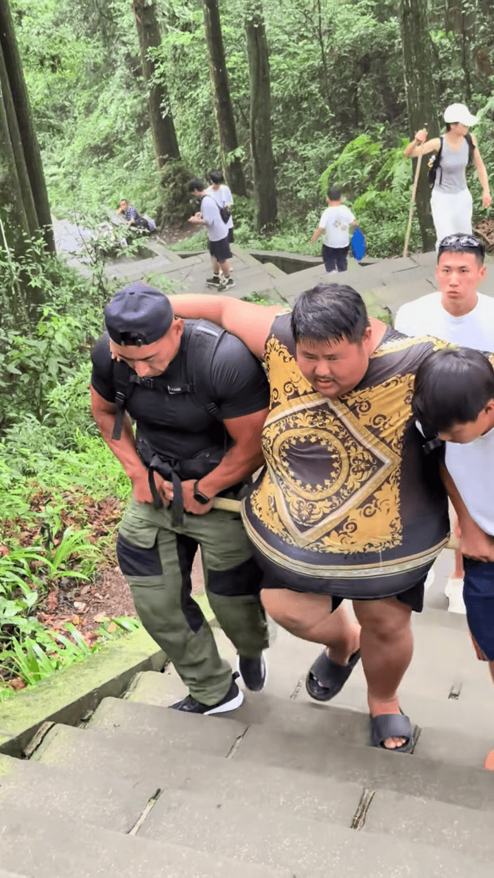 良子双手死死搭在同伴肩膀上极其艰难地前行。