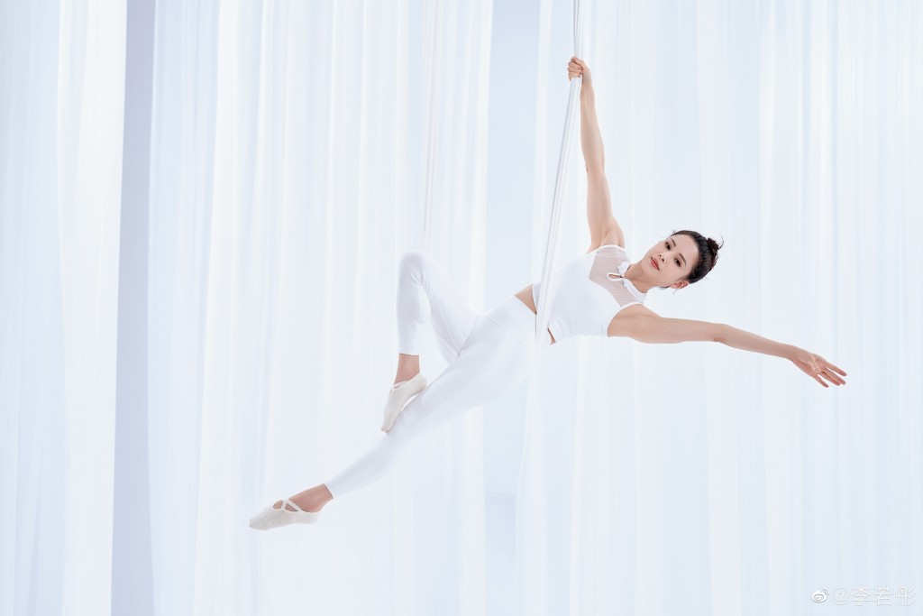 去年8月李若彤生日貼出一輯空中瑜伽相，她當時留言說「小龍女三式」。