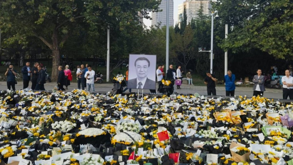前總理李克強逝世，民眾在鄭州鄭東新區擺放鮮花悼念。（微博）