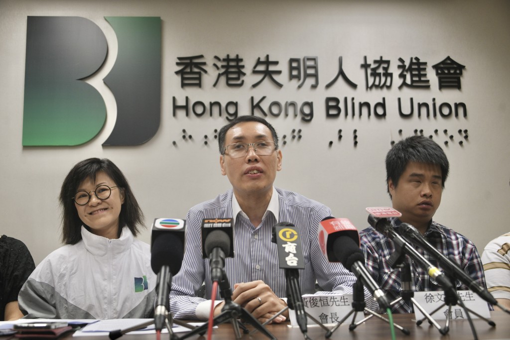 香港失明人協進會會長黃俊恒對此認為航空公司的解釋原因前言不對後語。陳浩元攝