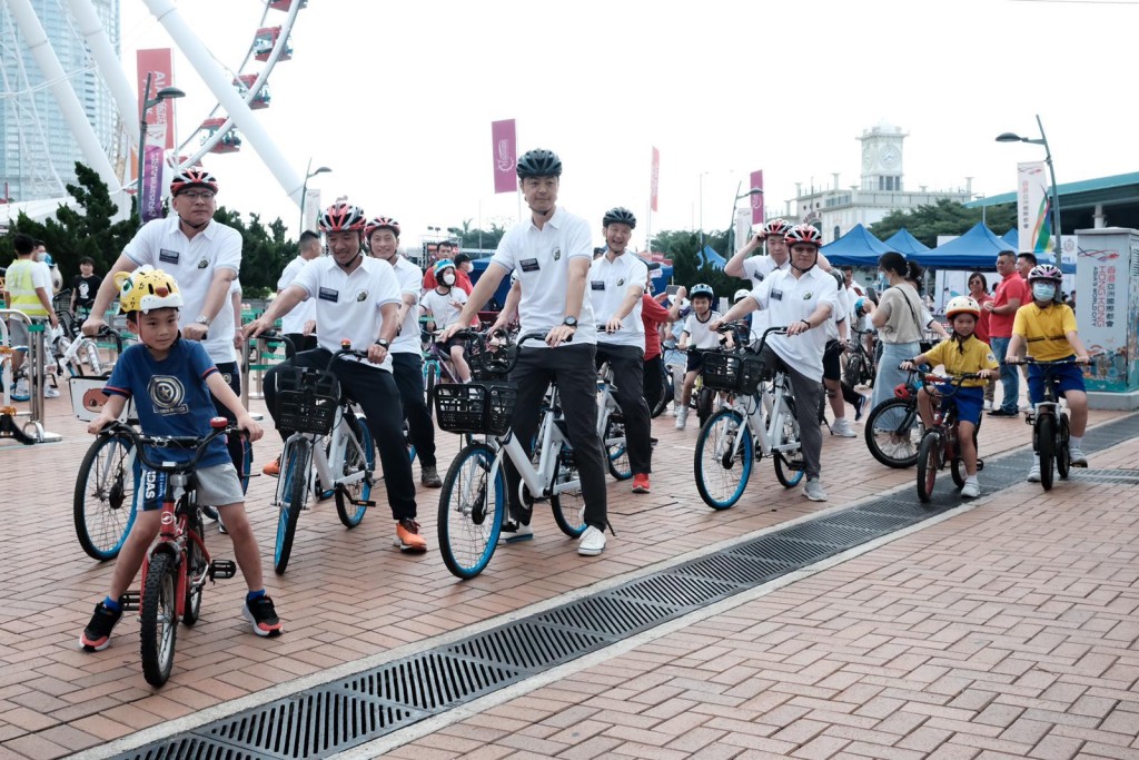 香港单车运动员黄金宝即场讲解单车安全知识，并带领小学生们于共享径内骑单车。
