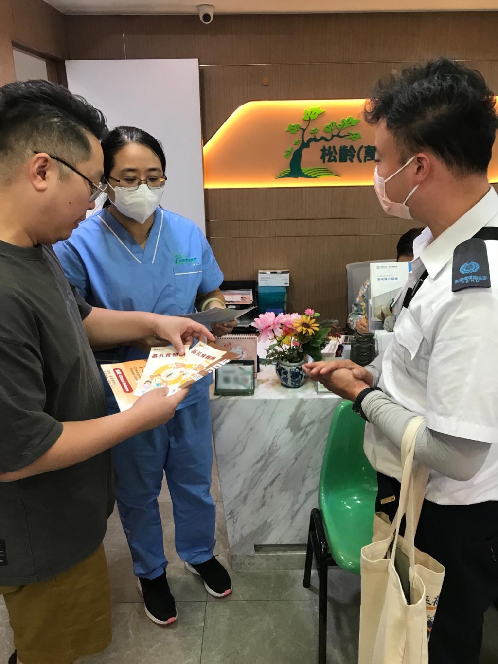 食環署人員到當區一安老院派發宣傳單張,提醒院舍採取措施防治蚊患。 食環署人員到當區一安老院派發宣傳單張,提醒院舍採取措施防治蚊患。