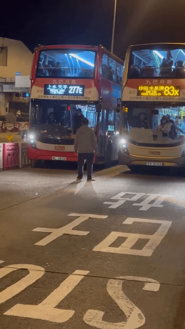 一名巴士乘客行近車頭玻璃指責。