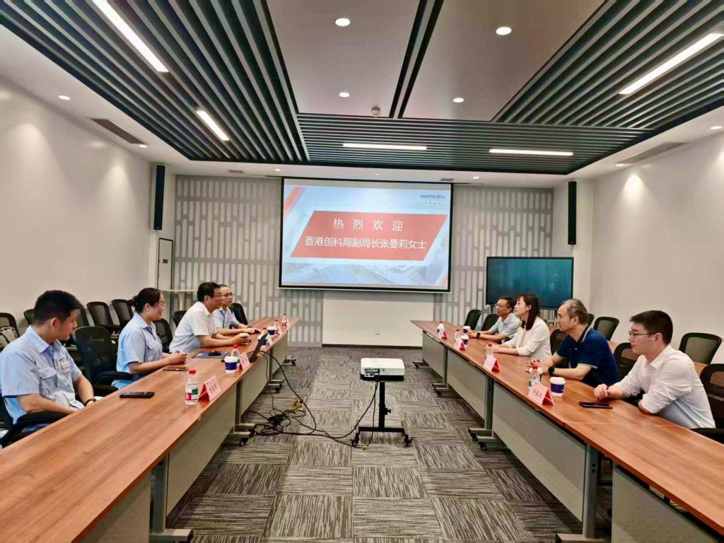 張曼莉參觀寧波永新光學股份有限公司，並與企業領導層環繞加強兩地交流合作交換意見。