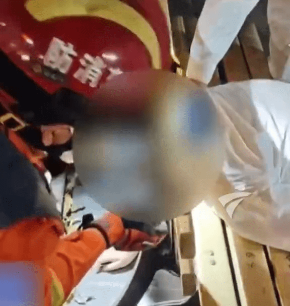 消防員將長椅的螺絲鬆脫。廣東電視台