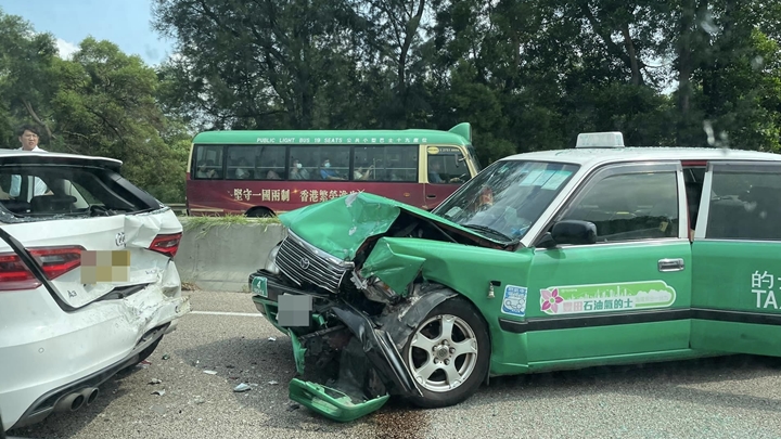 意外涉及私家車及新界的士。fb車cam L(香港群組)圖片