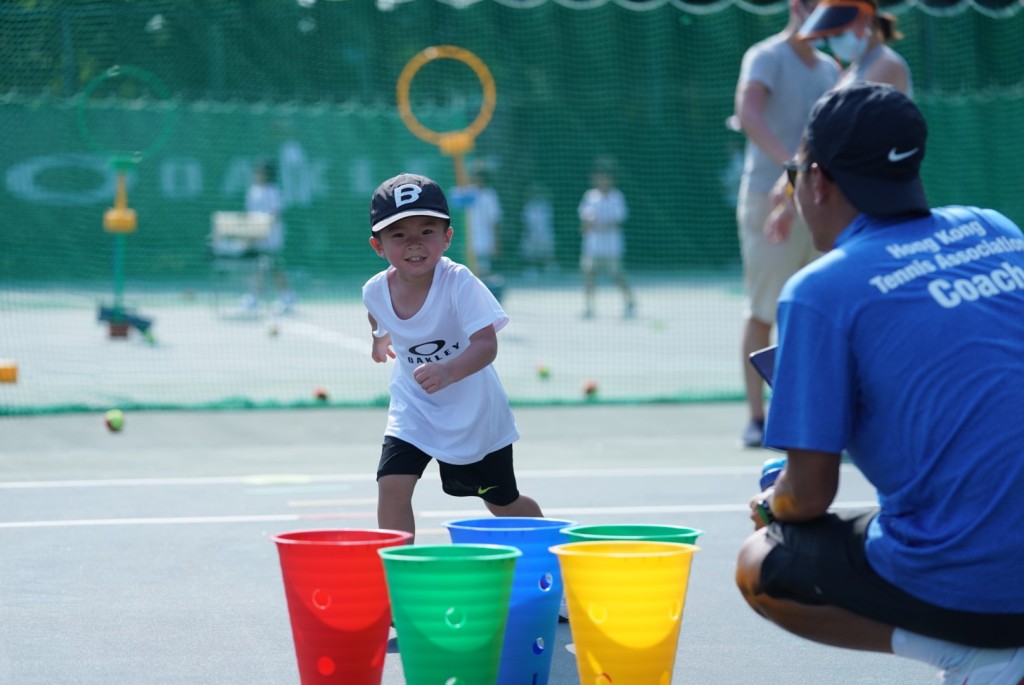 一众潜能挑战日的参加者正初尝网球乐趣。