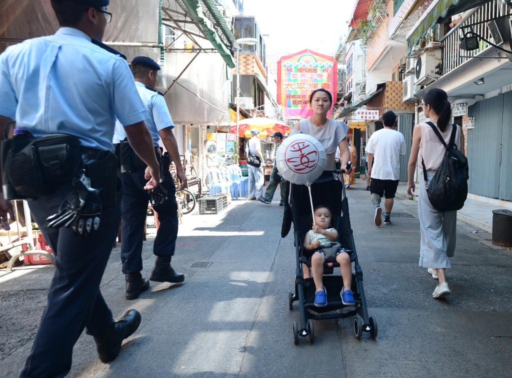 不少市民及旅客冒著酷熱天氣,到長洲感受太平清醮的氣氛。蘇正謙攝