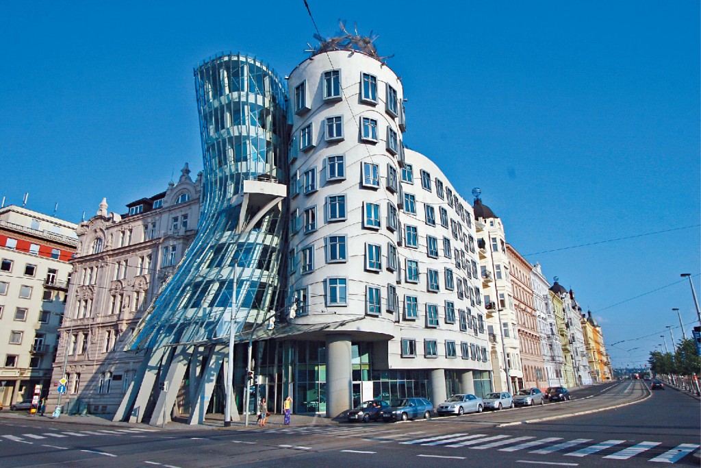 除了古建筑外，捷克还有造型特别的后现代建筑，例如这幢位于布拉格闹区的「跳舞的房子」。