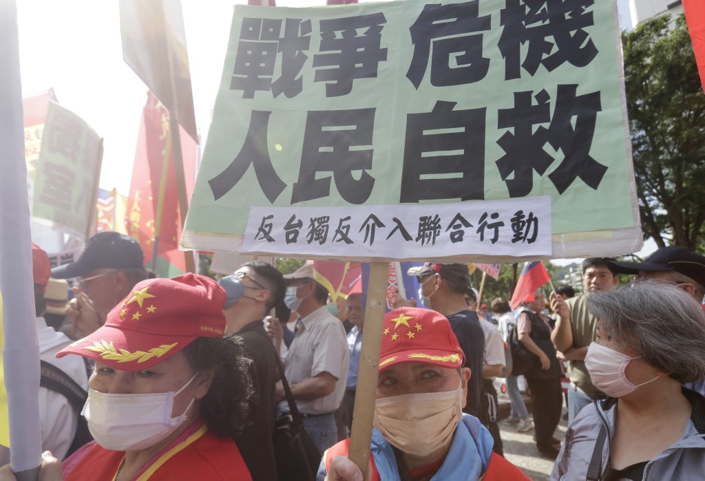 大批反戰的台灣民眾在論壇會場外抗議。