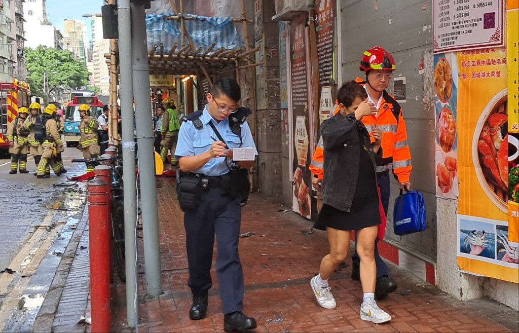 另外一名女住客吸入濃煙不適送院。林思明攝