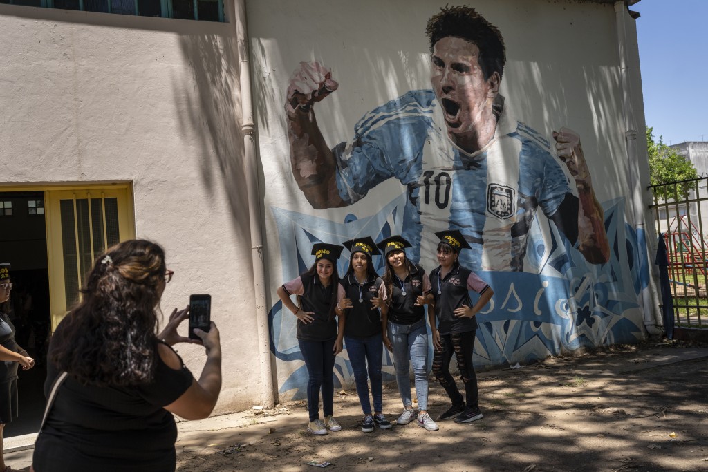 阿根廷人在美斯壁画前合照。 AP