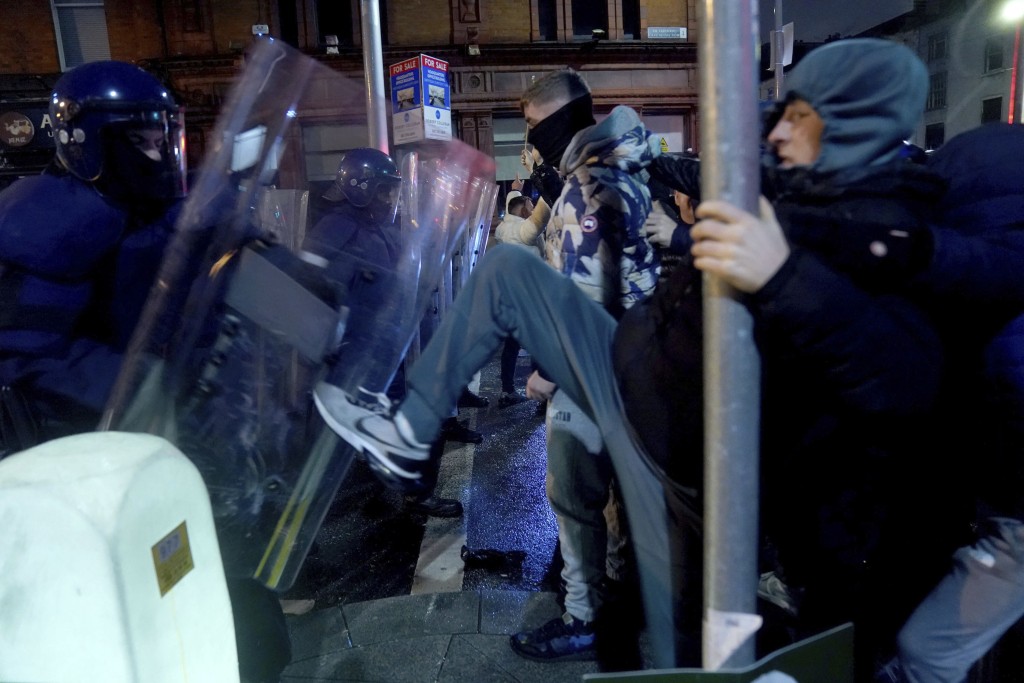 示威者与防暴警察爆冲突。美联社