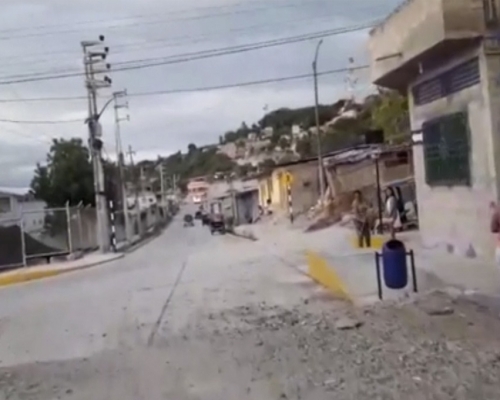 地震造成部分房屋倒塌及電力中斷，當局啟動應急措施。AP圖片