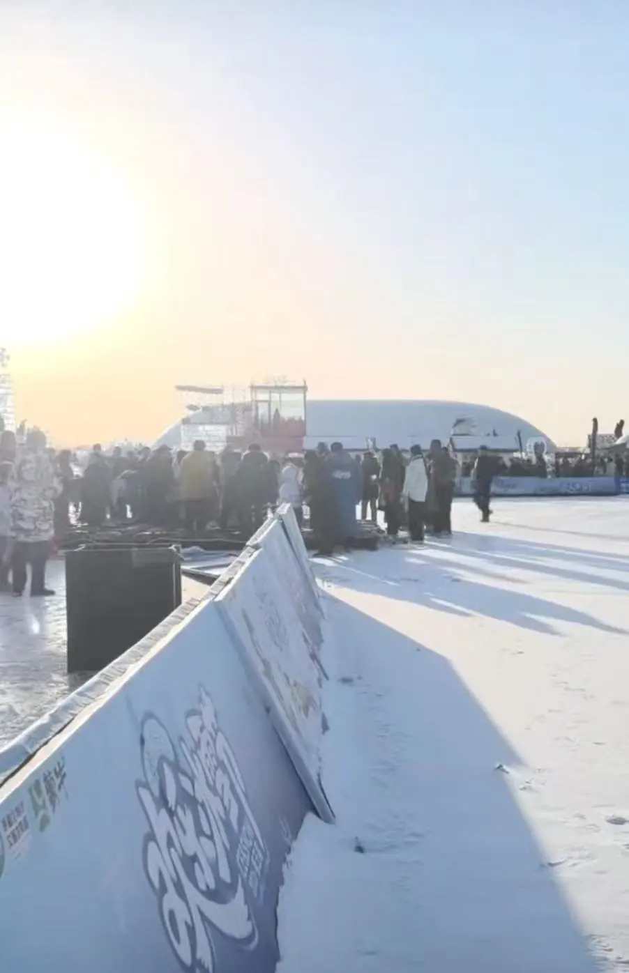 事發後多人在現場處理受傷遊客。《華商報》