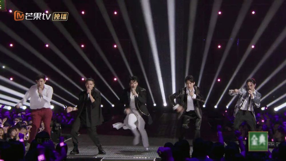 張晉稍後還組男團演出。