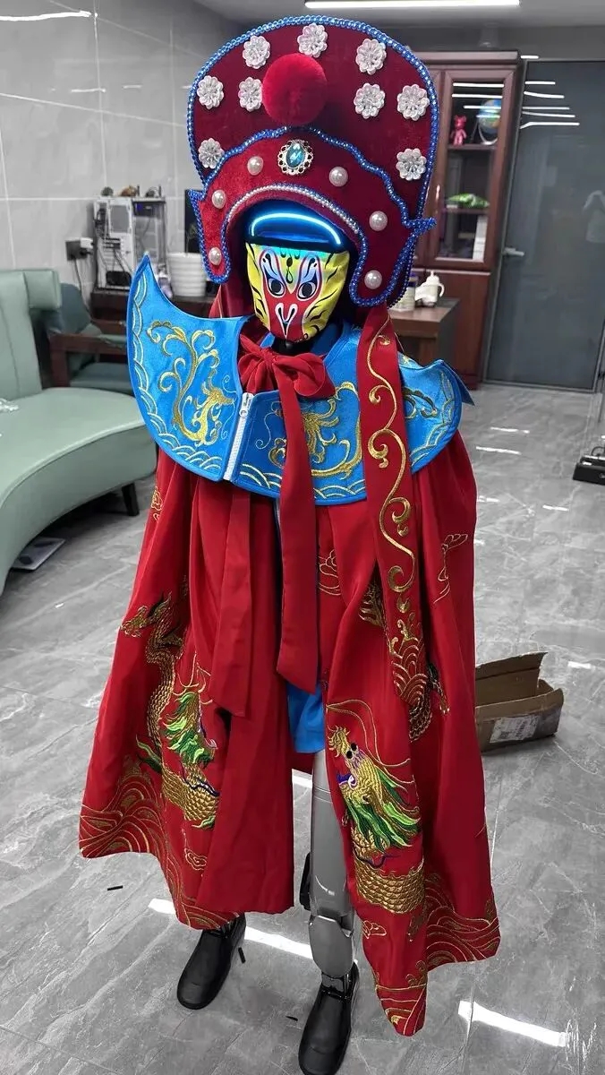 機器人練習川劇變臉。