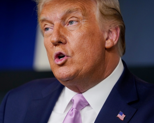 特朗普认为监管部门决定搁置紧急授权使用这种治疗法含有政治动机。AP